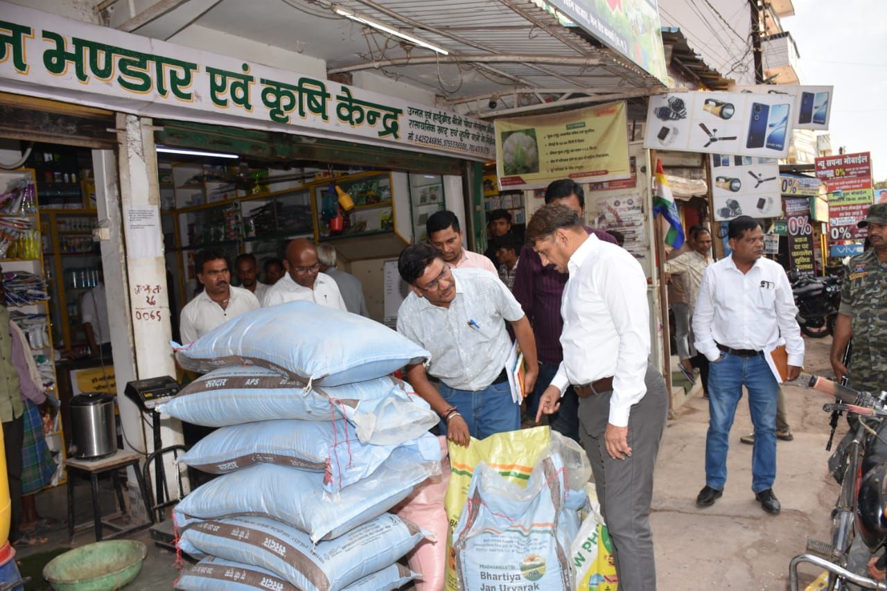 कलेक्टर ने खाद बीज दुकानों में दी दबिश, खाद लेने पहुंचे किसानों से सीधे लिया फीडबैक